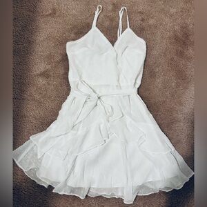 Hello Molly White Dress Size 6 (perfect for graduation!)